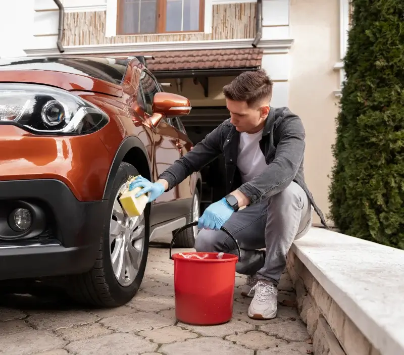Lavage auto à domicile Béhoust : professionnel intervenant sur un véhicule